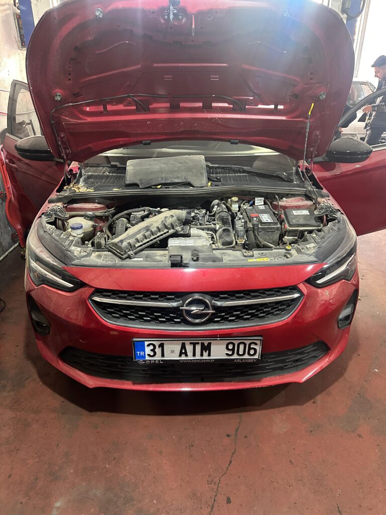 gaziantep mega oto tamir ve bakım servinde aynı zamanda opelin özel servisini bulunduruğumuz için motor kontrolü ve bakımı yapılan opel marka araç